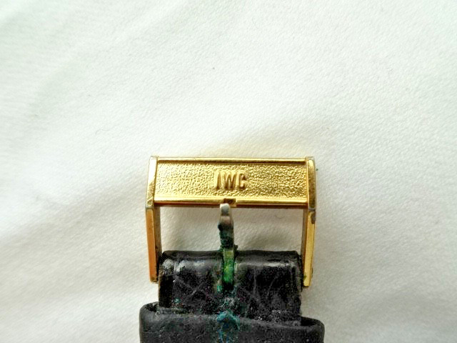 IWC Jumbo Ref. 3072 features a 38 mm cushion case Quartz Crown buckle Original