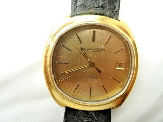 IWC Jumbo Ref. 3072 features a 38 mm cushion case Quartz Crown buckle Original