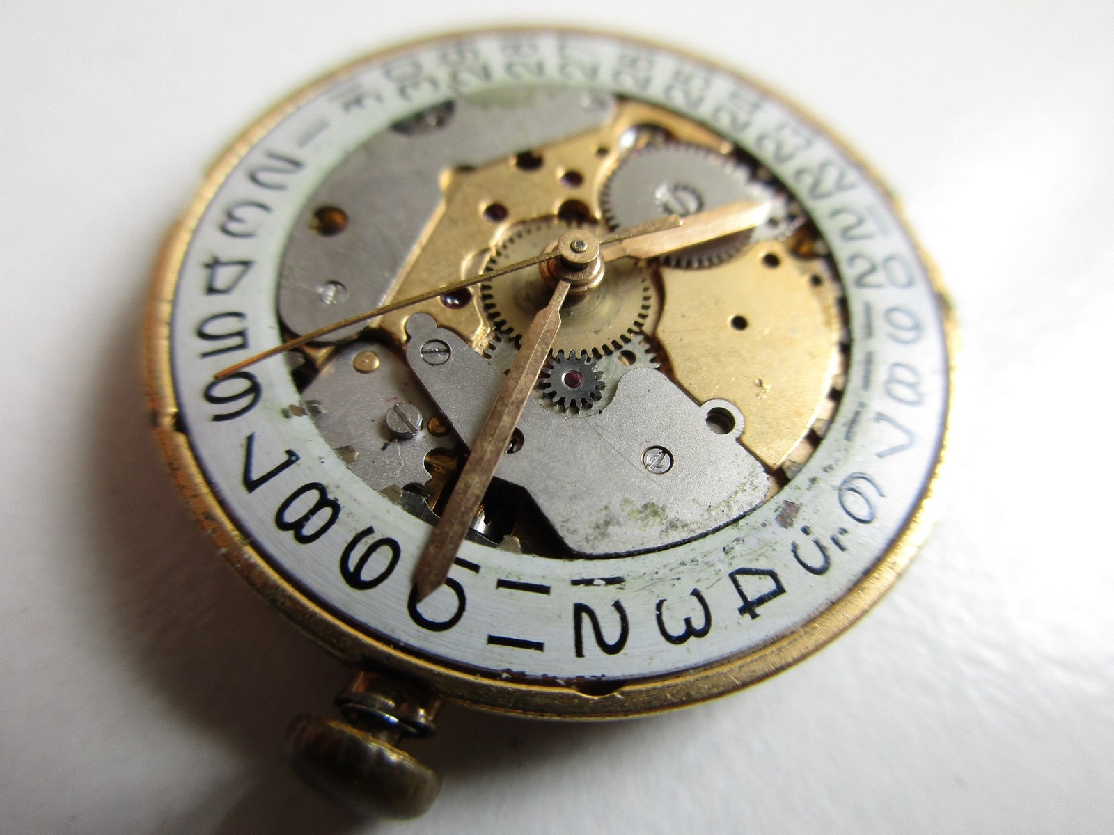 Enicar AR cal. 1141 Swiss watch movement – date at 3 – running