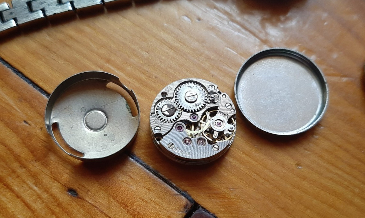 2 old Soviet mechanisms of women’s watches Chaika and Zaria watches. Not working