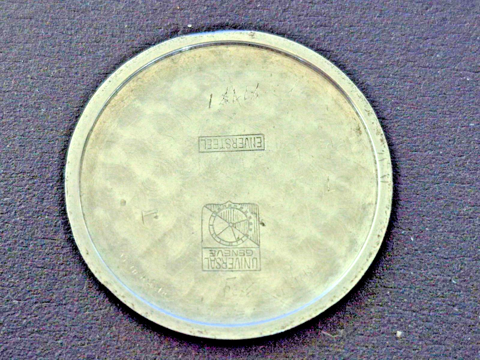 Vintage Universal Geneve Wrist Watch Round Snap Back Case Back 32.5mm genuine