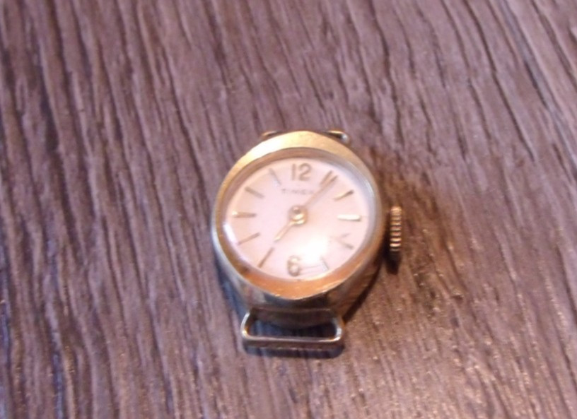 COLLECTIBLE TIMEX GOLD COLORED WOMEN’S WRISTWATCH FOR PARTS OR REPAIR