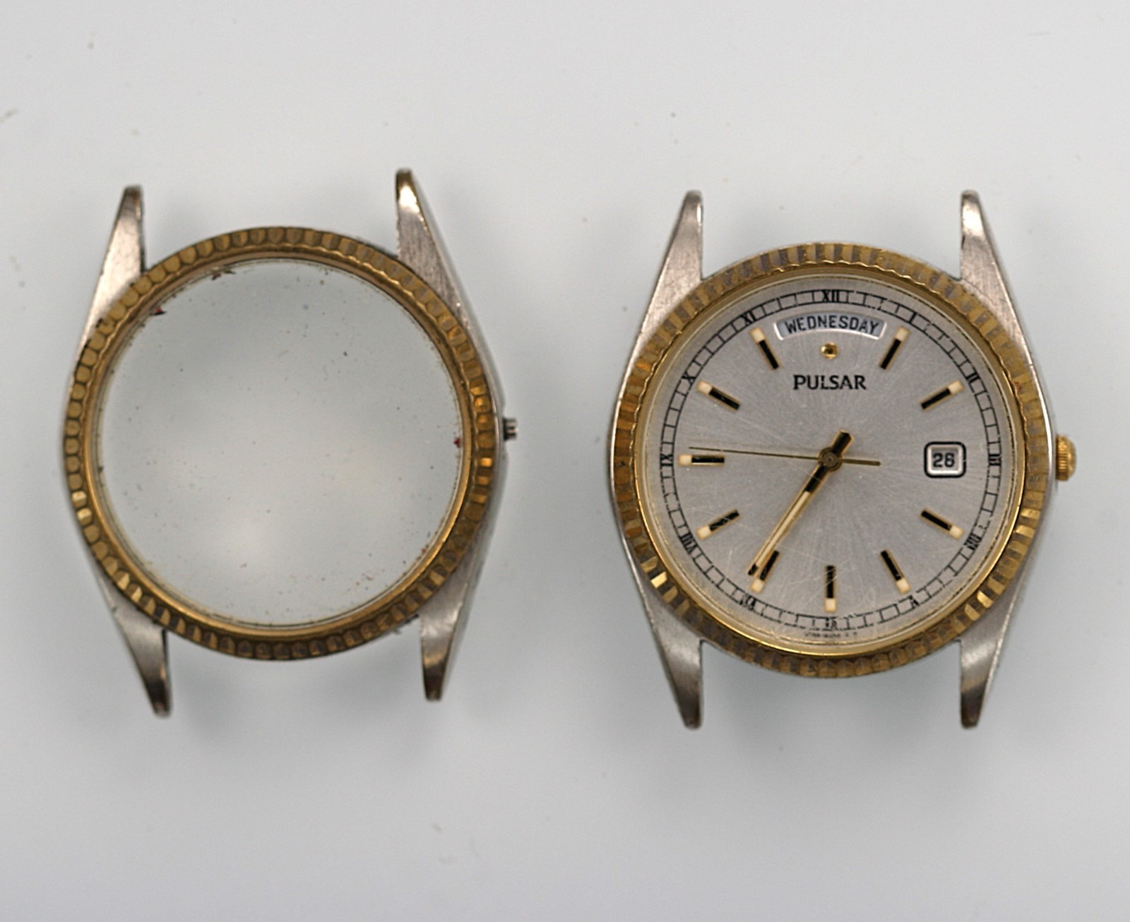 Pulsar Watch Men V744-X004 Silver Gold Stainless Day Date WR White NON-WORKING