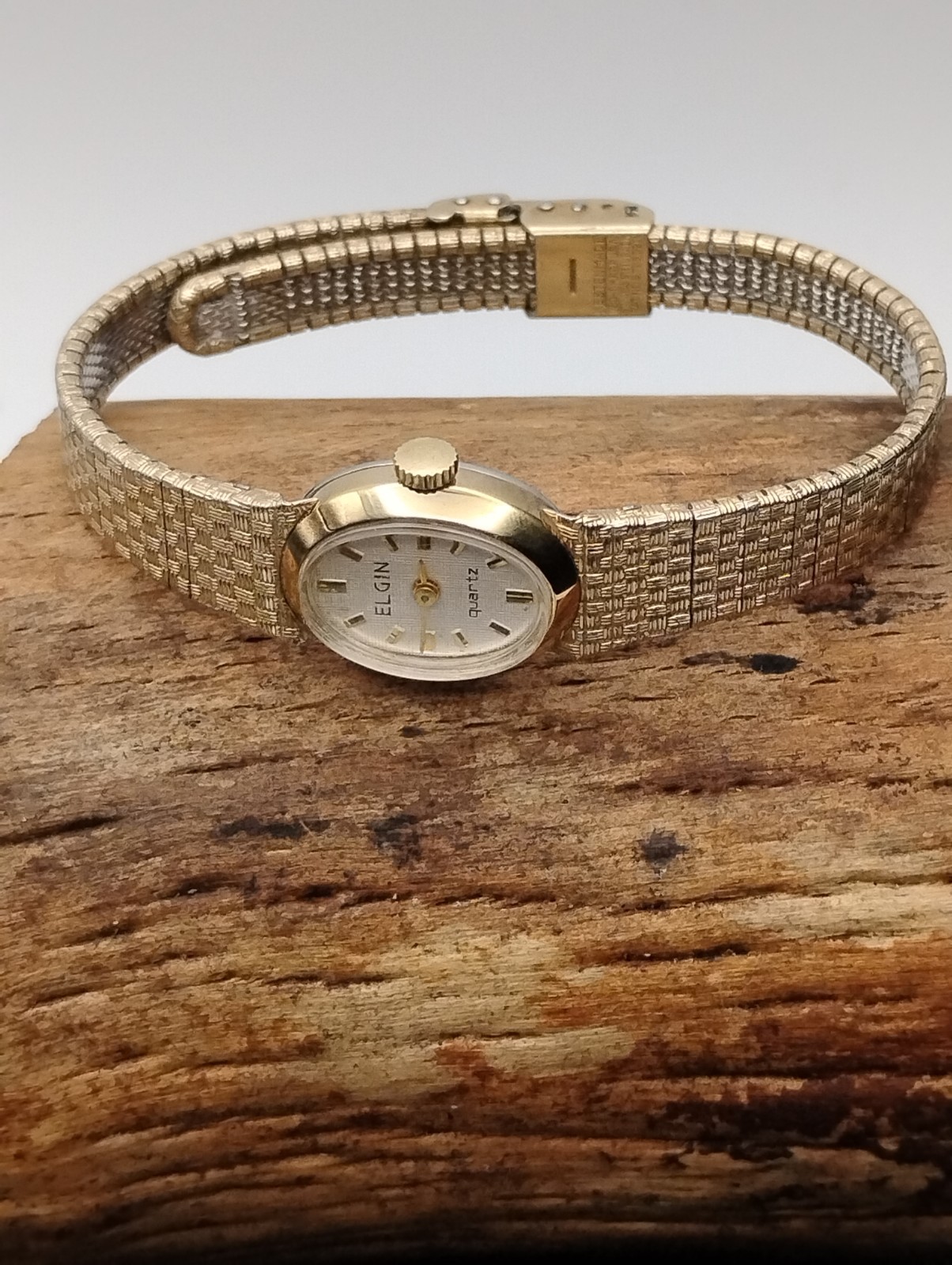 Ladies Elgin Oval Quartz Watch 14x18x7mm Adjustable Safety Clasp. 10k Gold..W24