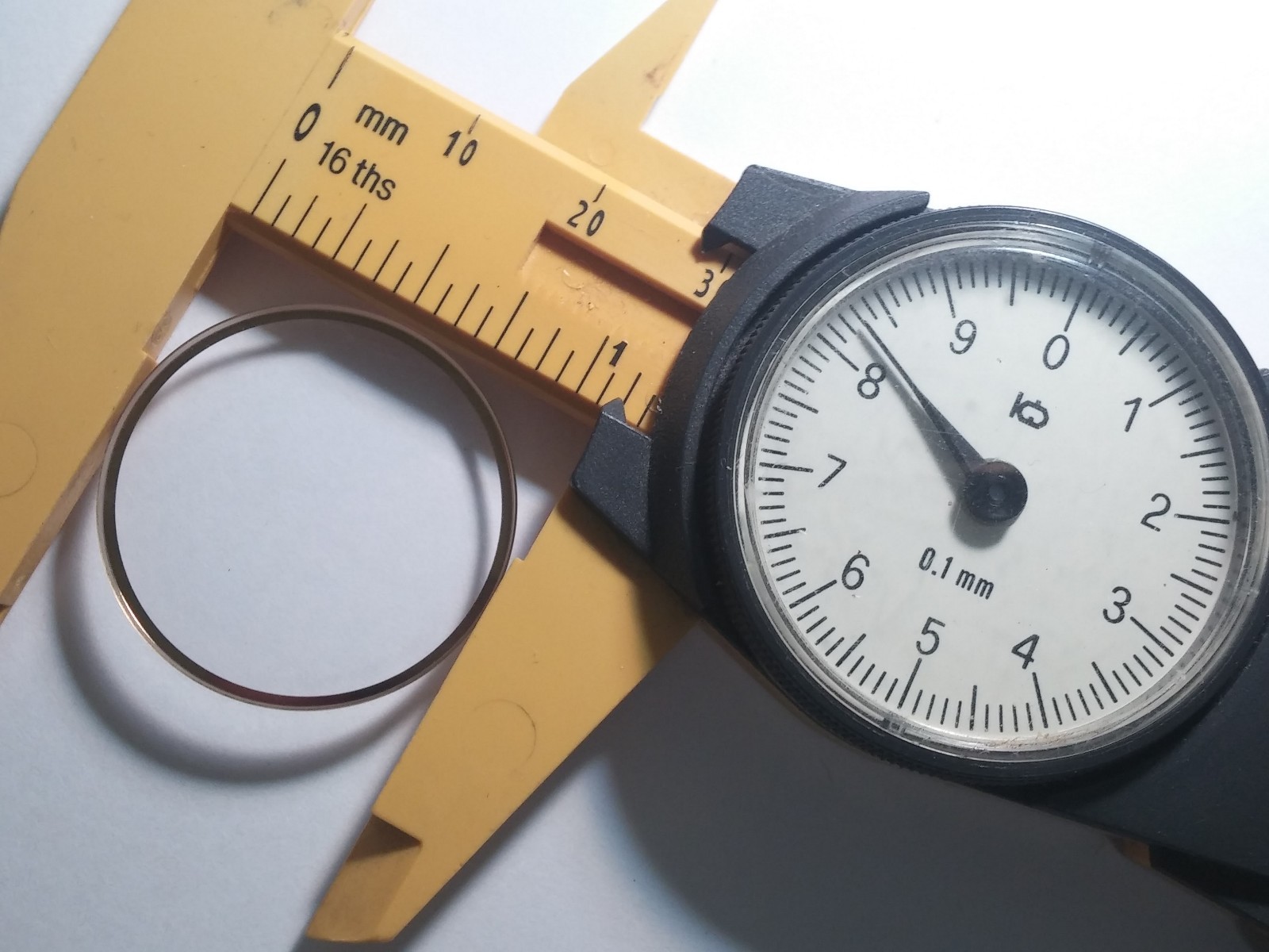 Unbranded watch crystal, 28.25mm, mineral w/yellow ring inside, NEW