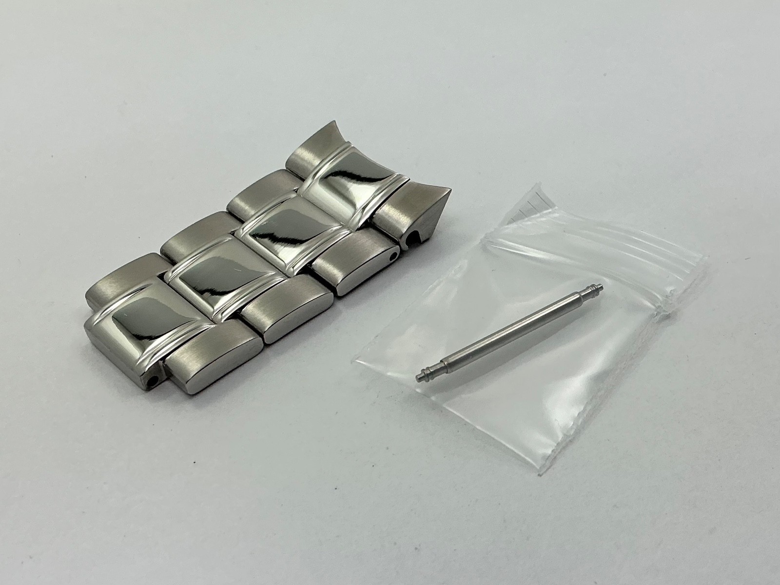 Bulova CONTINUOUS Partial Band Model 96B256 Caseback C8601294 Stainless Steel