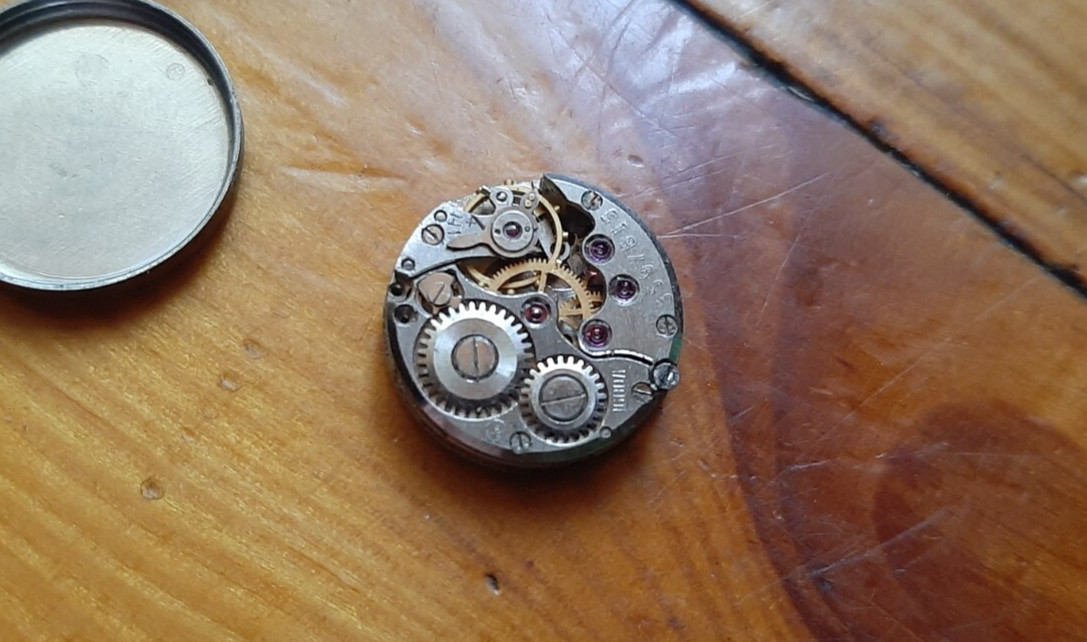 2 old Soviet mechanisms of women’s watches Chaika and Zaria watches. Not working