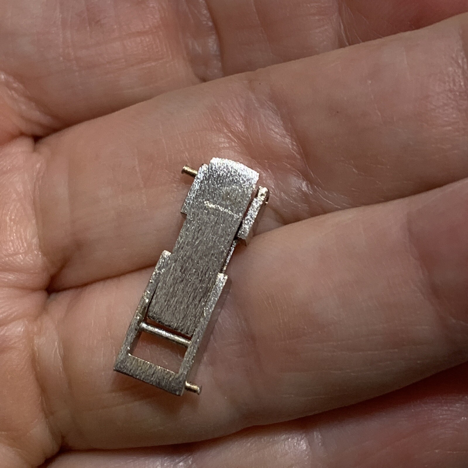 18k White Gold Stamped 750 Folding Clasp Buckle Bark Finish 5 mm Rare Vintage
