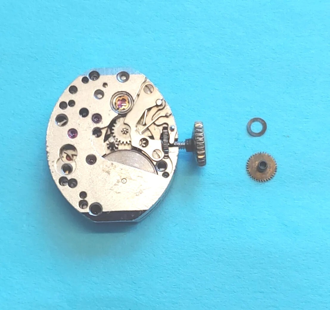 Wyler WL 139- 17 Jewel Watch Movement And Gold Crown. Sets & Runs. All Original