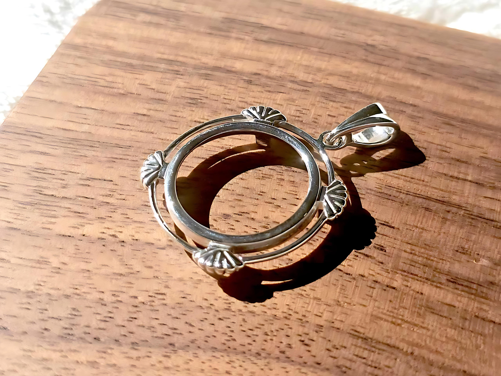 925 Sterling Silver Prong Back Clamshell Edge Bezel for 22mm Nickel 5 Cent Coins