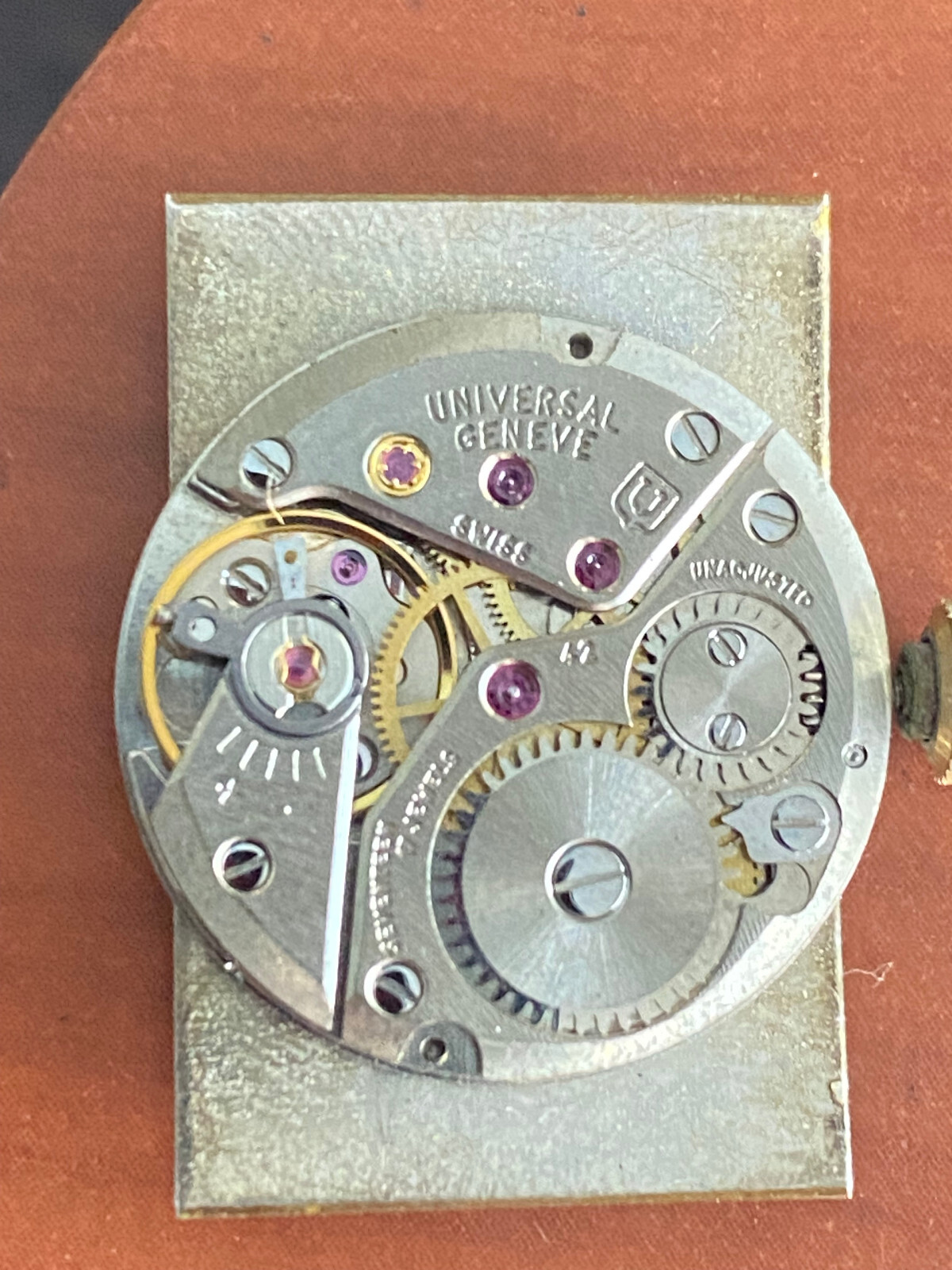 VINTAGE MEN’S UNIVERSAL GENEVE WRIST WATCH MOVEMENT, CAL. 42, KEEPING TIME , 17J