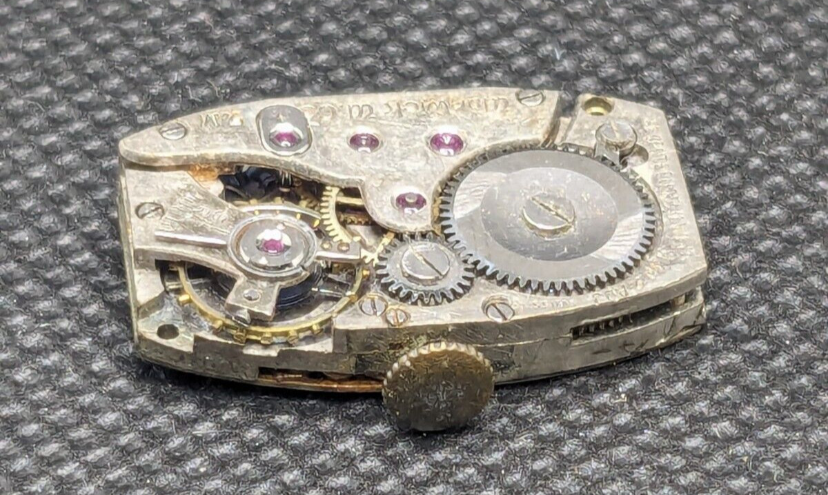 VTG Warwick Watch Co. – 7M – 17 Jewel – 2 Adj – Swiss Movement for Parts/Repair