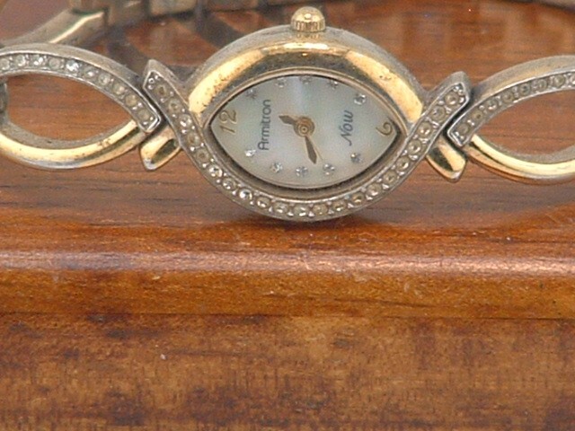 Pre-Owned Women’s Gold Color Armitron 75/3336GP Analog Dress Watch (For Parts)