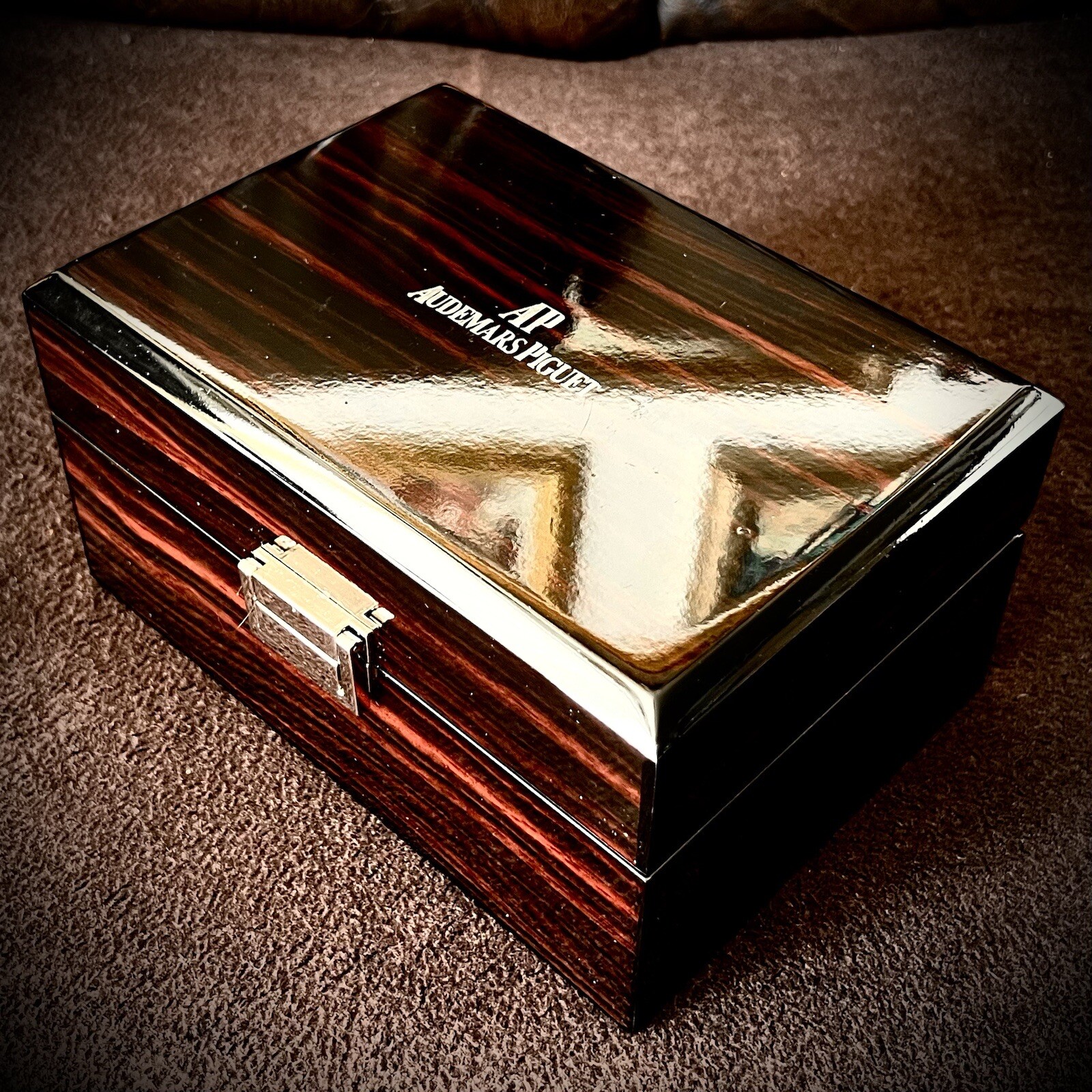 Original Swiss “Audemars Piguet” Walnut Watch Case & Outer Box (8”x6”x 6”, 935g)