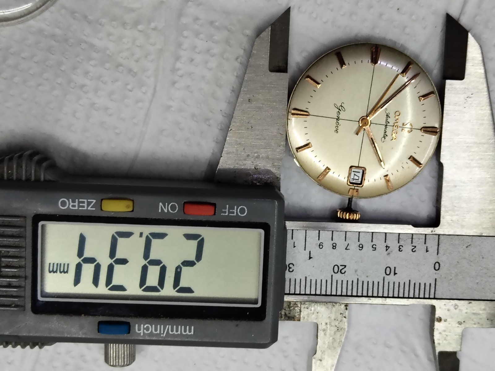 VINTAGE 1962 OMEGA 562 AUTOMATIC MOVEMENT WITH GENEVE DIAL AND CROWN