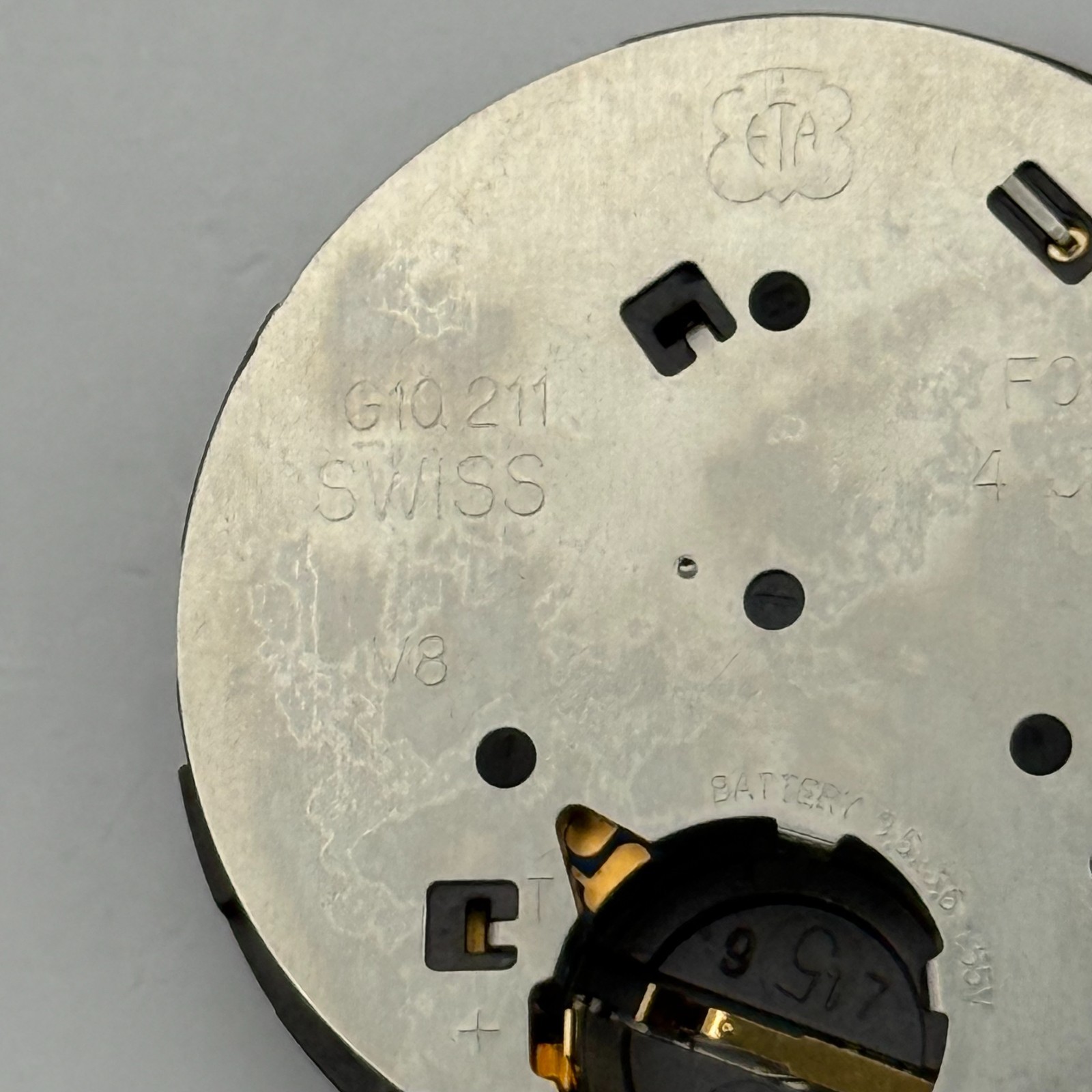 ETA G10.211 Watch Movement Quartz 4 Jewels Swiss Date Parts Untested 31.6mm