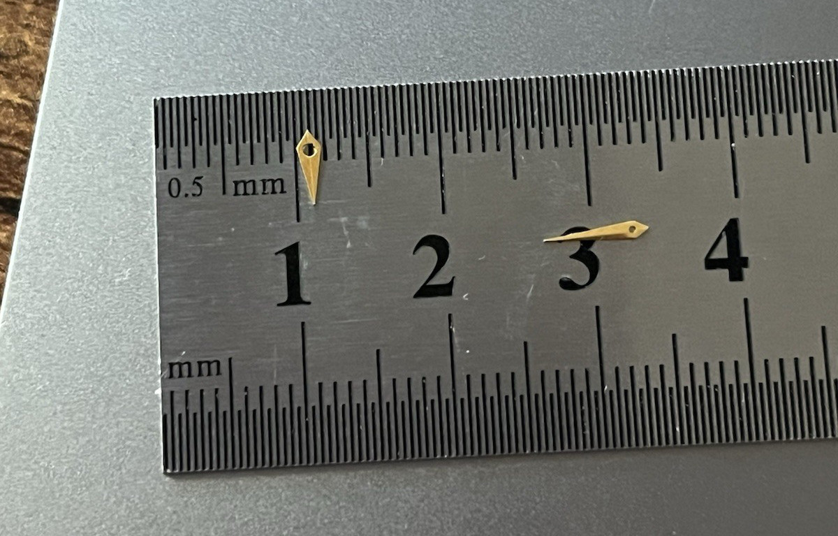 Universo One (1) Pair of Watch Hands Gold Tone Dauphine 5 & 7 mm