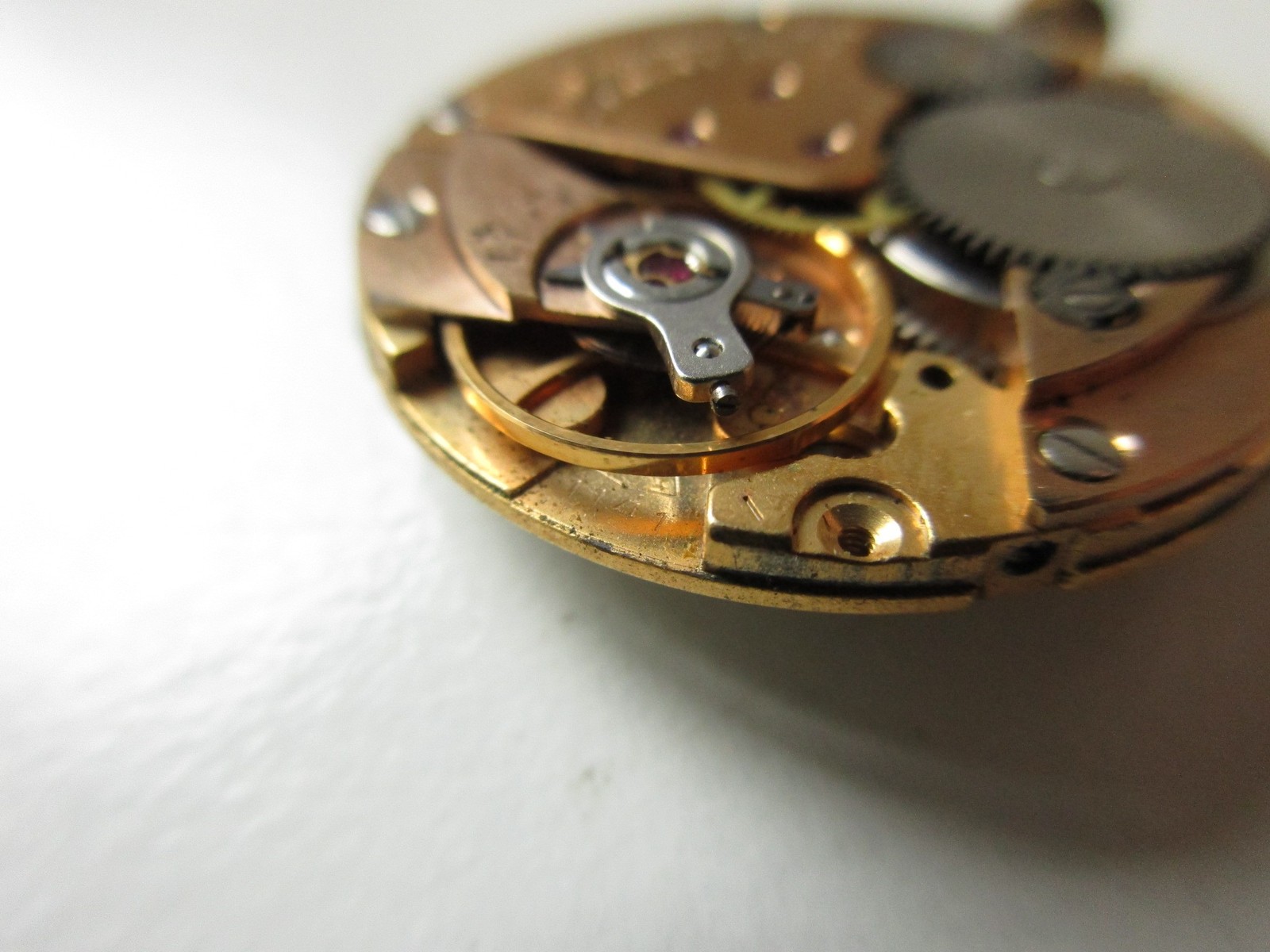 Enicar AR cal. 1141 Swiss watch movement – date at 3 – running