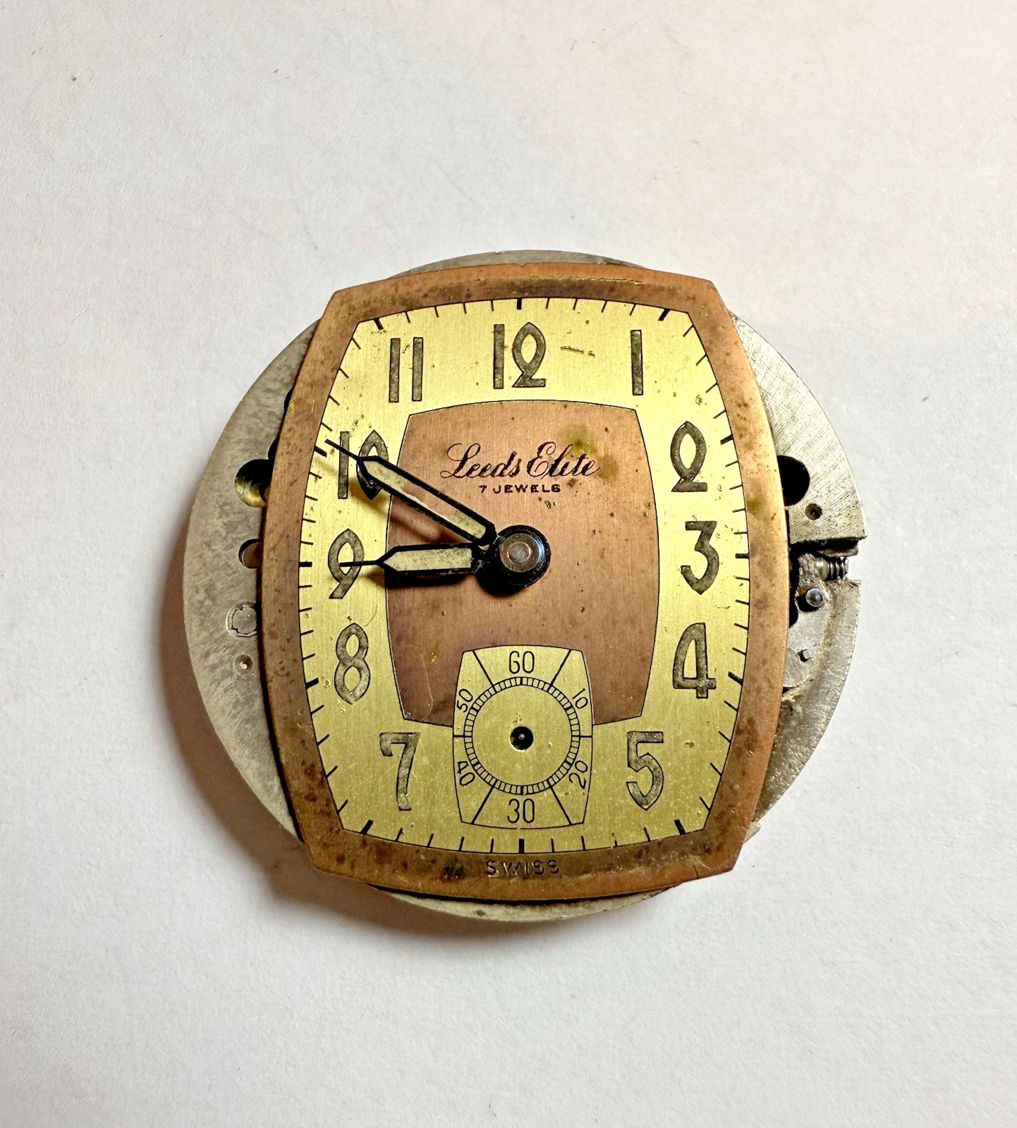 ENICAR 7J CAL. 7 MANUAL WIND WATCH MOVEMENT WITH LEEDS DIAL RUNS KEEPS TIME