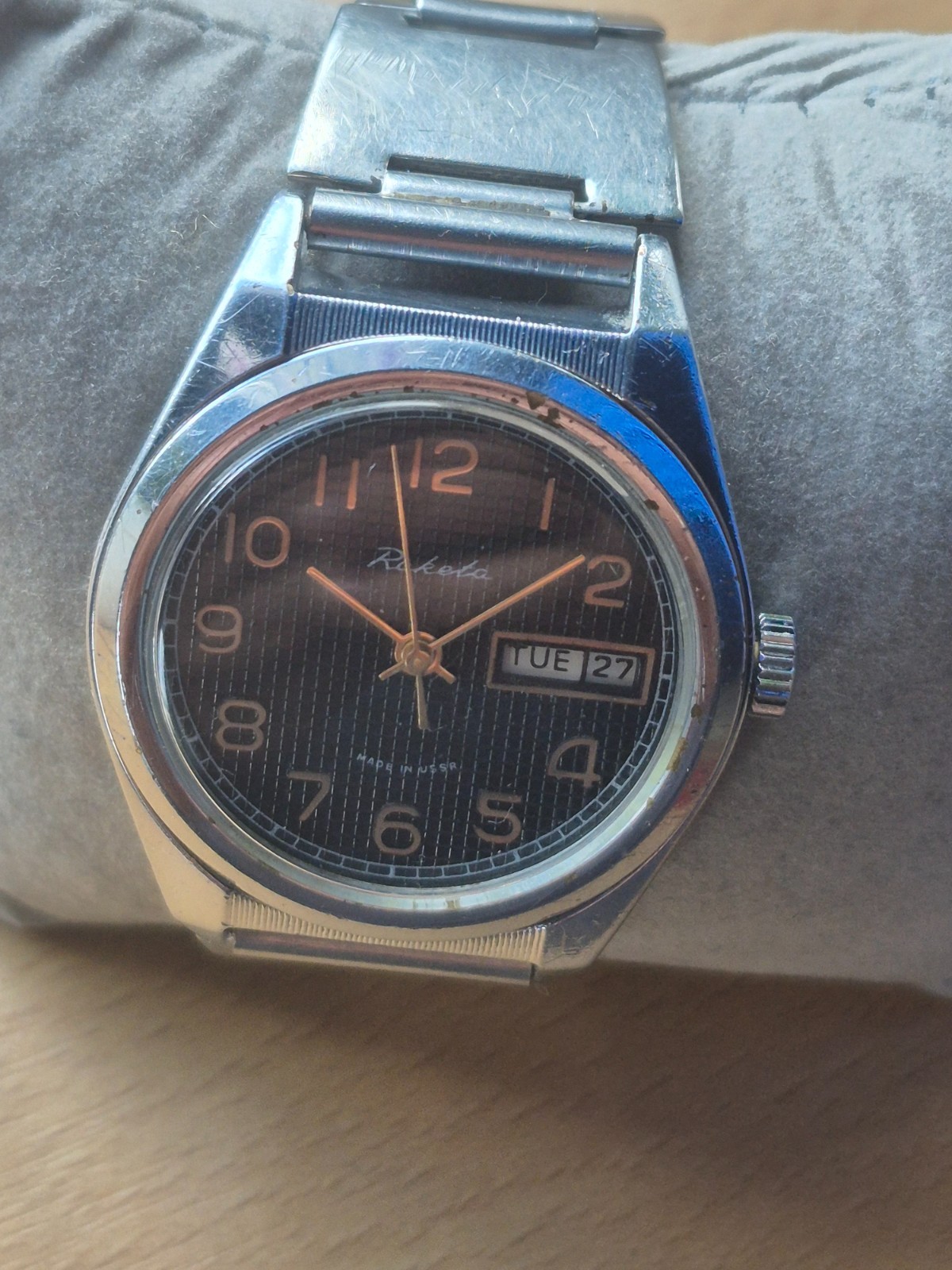 VINTAGE SOVIET LARGE WATCH RAKETA 2628.X WITH BLACK DIAL AND CALENDAR 1975-1985