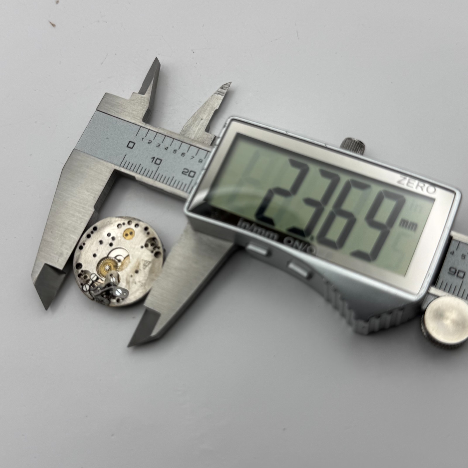 Buser Watch Movement 15 Jewels Swiss Manual Wind Vintage Parts Repair 23.2mm