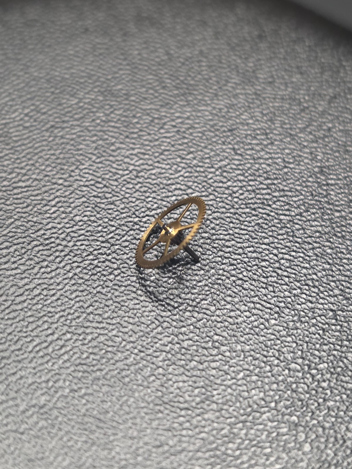 Benrus BB4 Center Wheel 17J Movement Watch Part Pivots Good cal ETA900