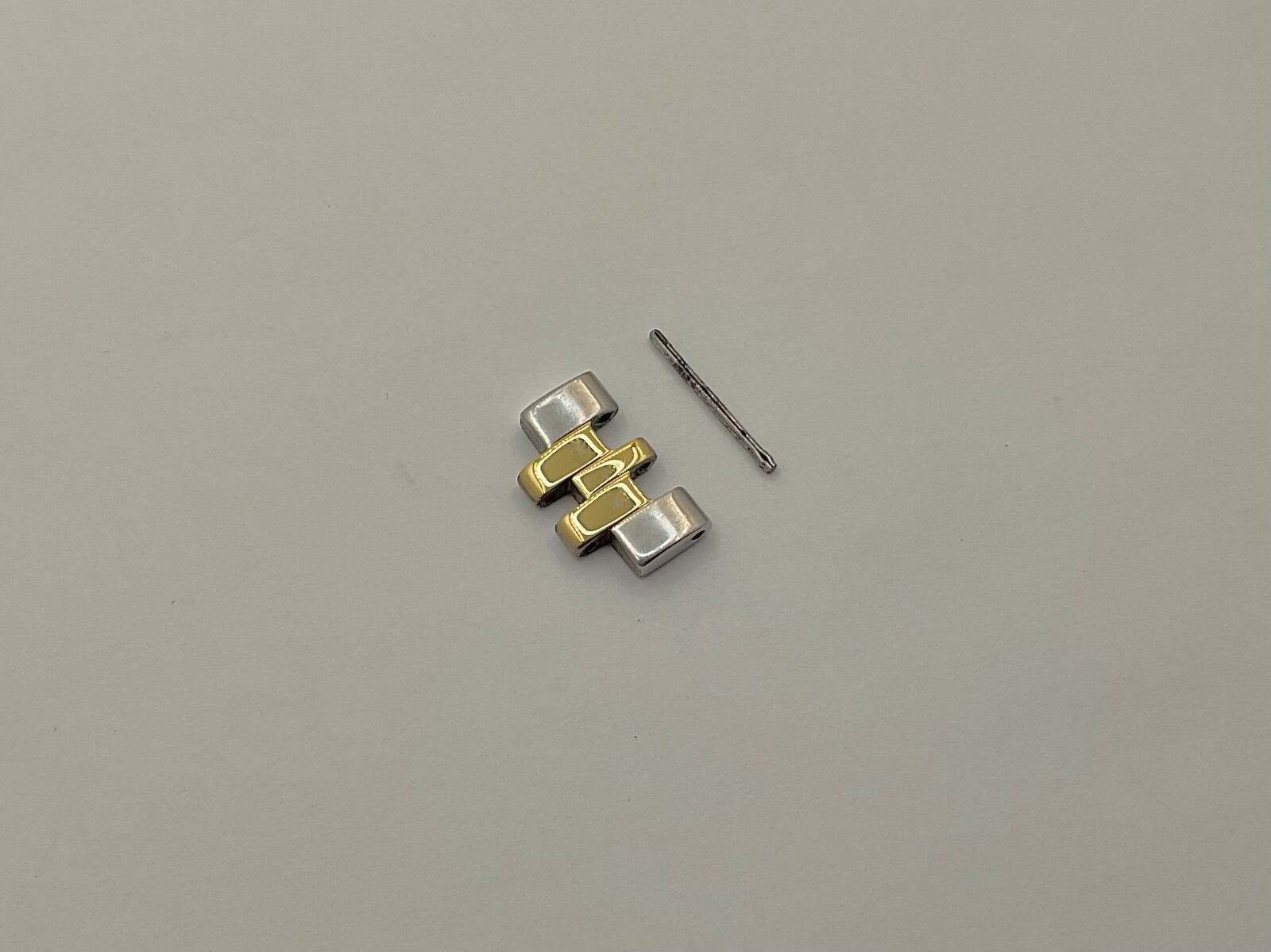 Seiko V158-0AA0 Two Tone Gold Tone and Stainless Steel Link 16mm