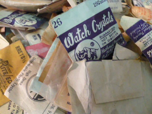 500 – 1000 VINTAGE PLASTIC WATCH CRYSTALS & CLOCK HANDS
