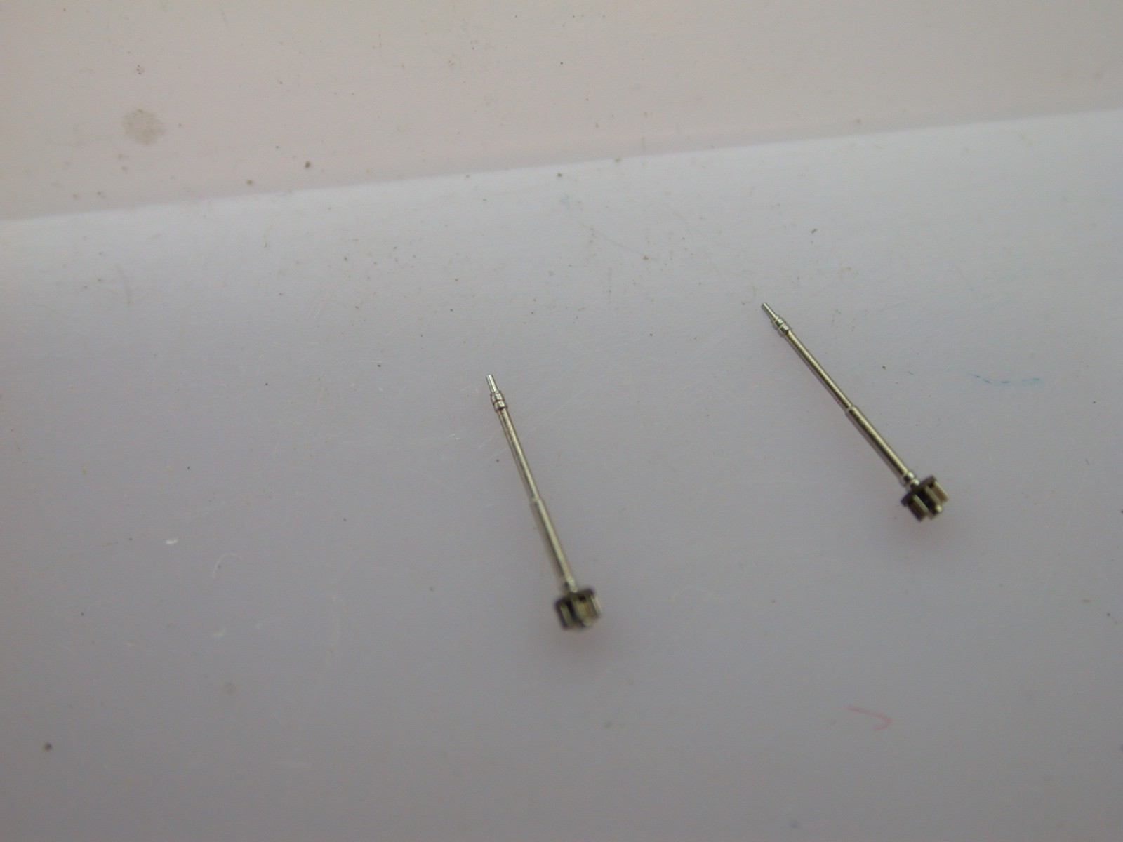 WATCHMAKERS – GRUEN CAL 225 CENTER SECONDS PINION (2) – 33MR34