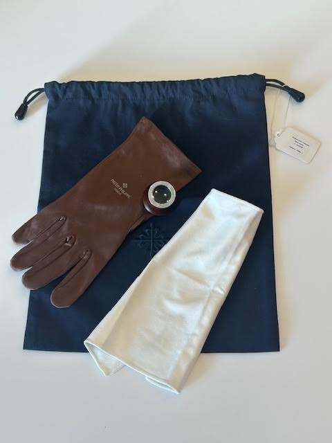 “PATEK PHILLIPPE” WOODEN LOUPE-GLOVE-NAVY BAG & STAMPED CLOTH “Price reduction!”