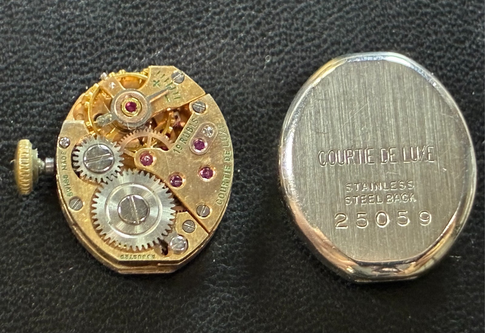 Vintage Courtie De Luxe 19 Jewel Swiss Mechanical Movement Dial Crown Running