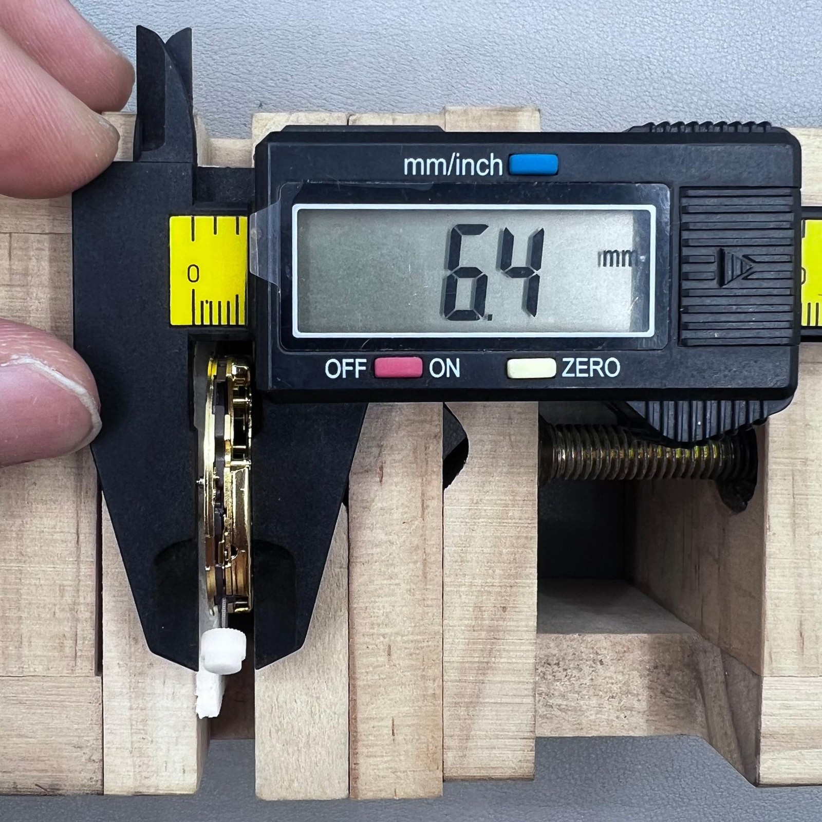 Golden Quartz Watch Movement ETA251.272 ETA251.274 White Disk Date at 4