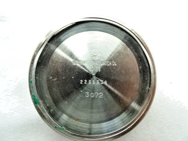 IWC Jumbo Ref. 3072 features a 38 mm cushion case Quartz Crown buckle Original