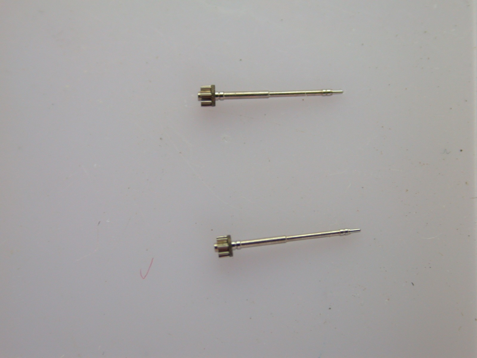 WATCHMAKERS – GRUEN CAL 225 CENTER SECONDS PINION (2) – 33MR34