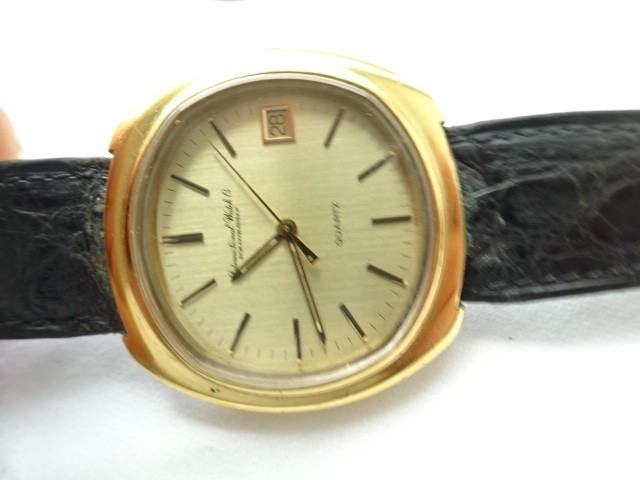 IWC Jumbo Ref. 3072 features a 38 mm cushion case Quartz Crown buckle Original