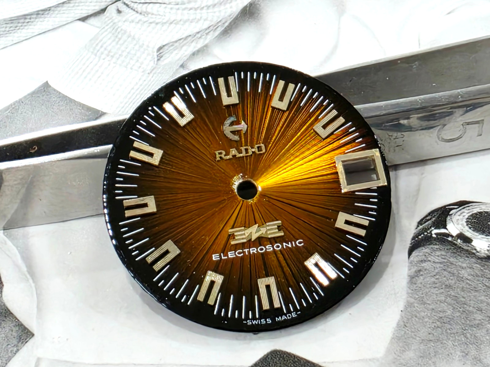 Nos RADO ELECTROSONIC DIAL BROWN COLOR Unique FIT esa 9162 DEFECT.