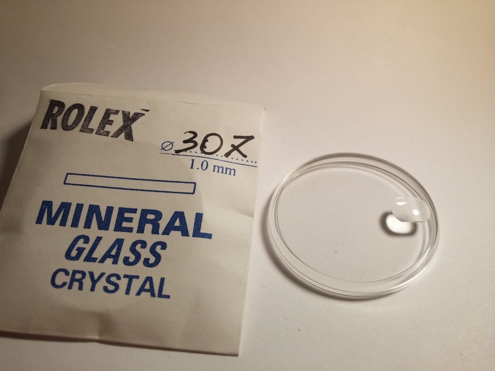 Unbranded crystal to fit 25 307 (30.7mm), plastic with magnifier/date wind