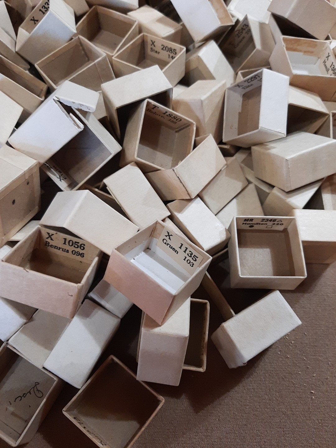 LOT OF 60 PLUS B B GLASS WATCH CRYSTALS WATCHMAKER REPAIR PLUS BOXES