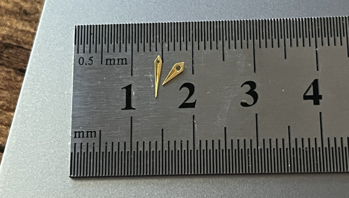Universo One (1) Pair of Watch Hands Gold Tone Dauphine 5 & 7 mm