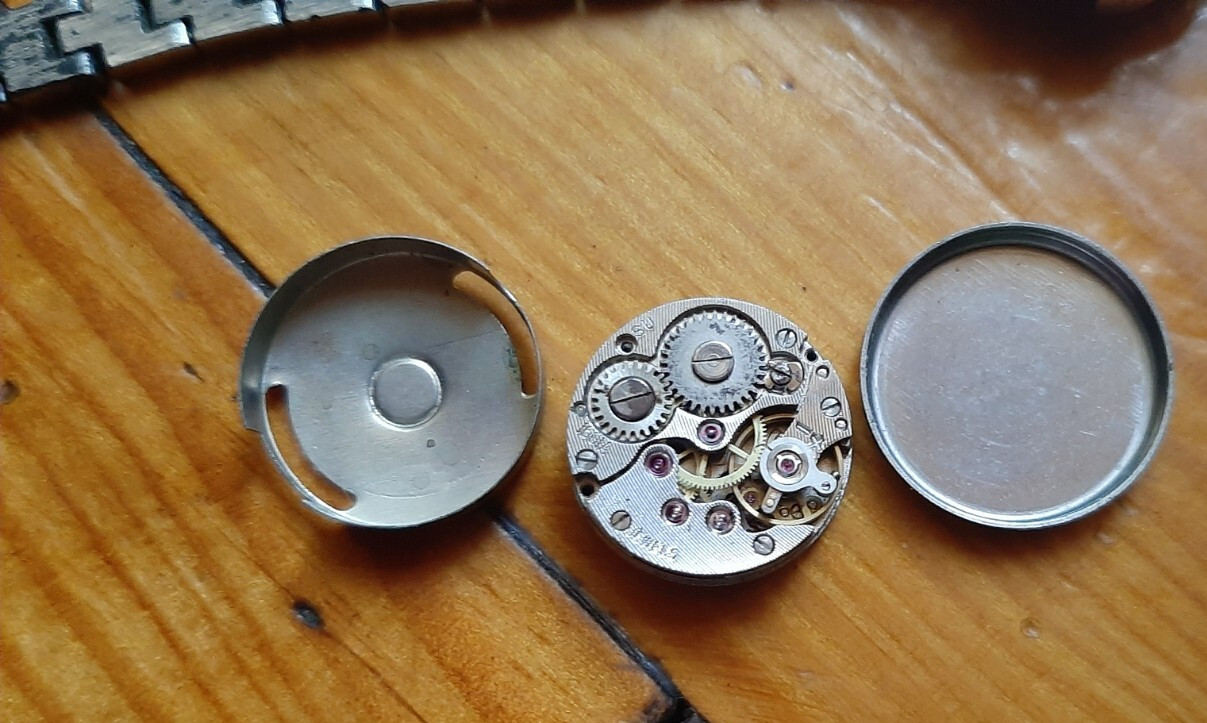 2 old Soviet mechanisms of women’s watches Chaika and Zaria watches. Not working