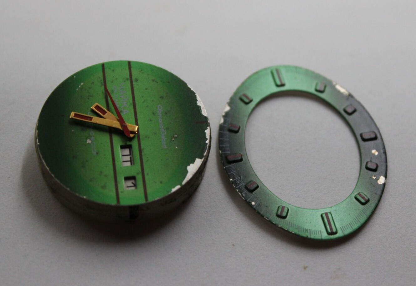 The dial with a mechanism for mens watch Chaika 2628 17 stone USSR does not work