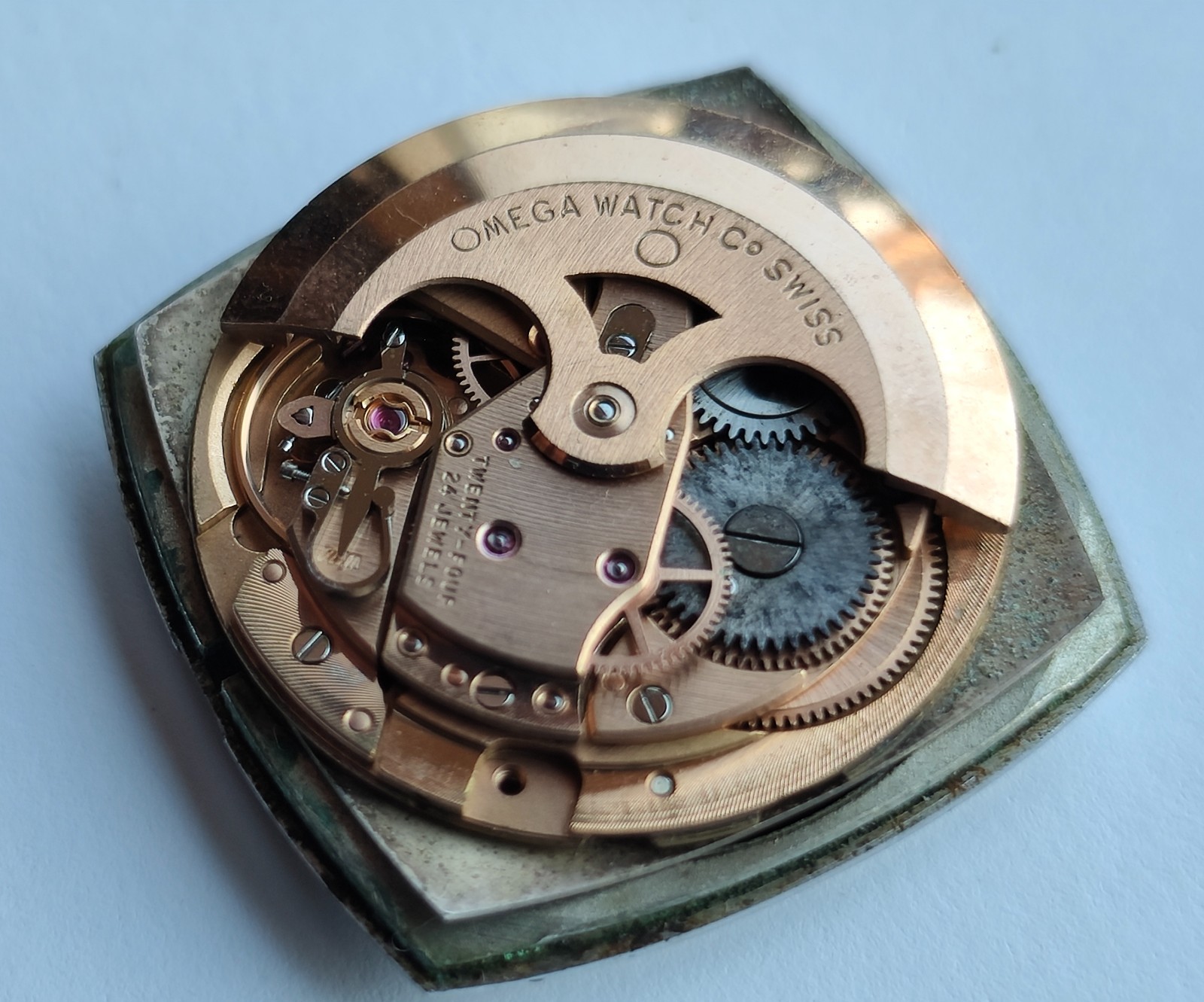 Vintage Omega Automatic Cal 565 Watch Movement , balance moves.