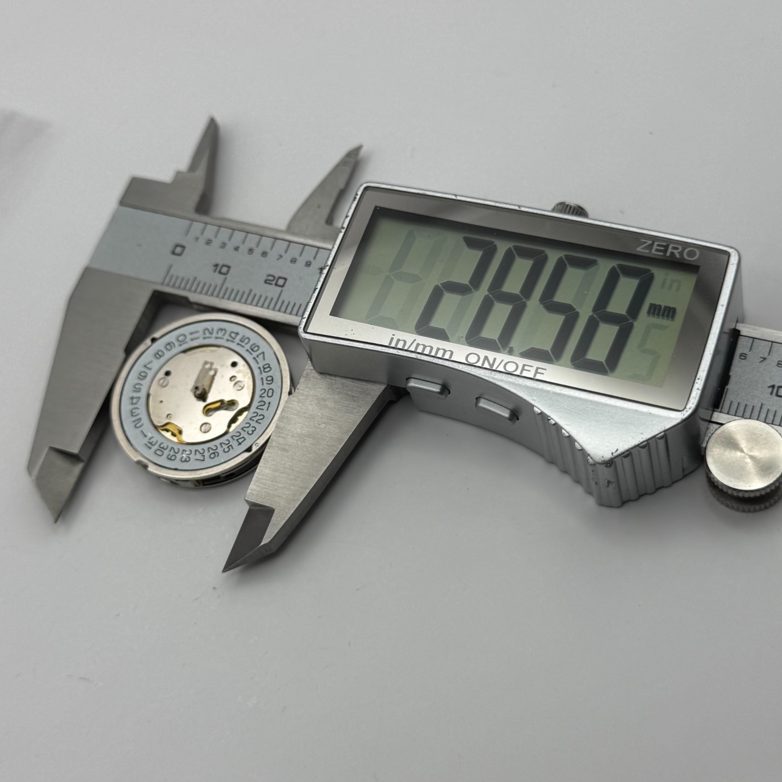 Ronda 5040.D Watch Movement Quartz Swiss Date 6 Jewels Vintage Parts 28.5mm