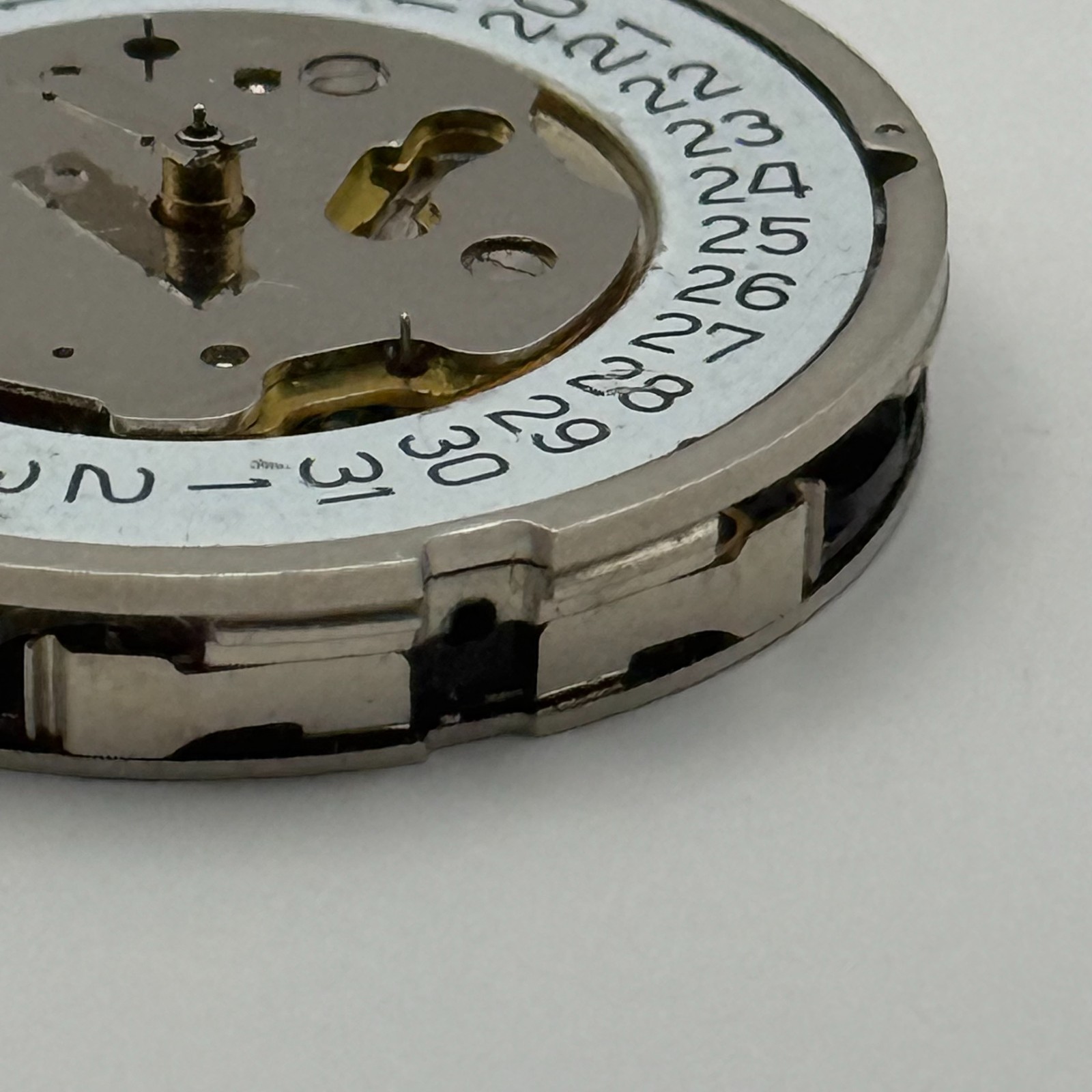 Ronda 5040.D Watch Movement Quartz Swiss Date 6 Jewels Vintage Parts 28.5mm