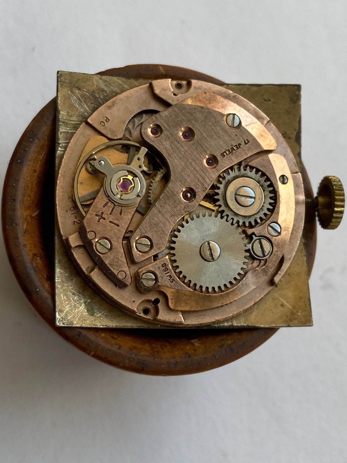 VINTAGE MEN WRIST WATCH FOR PARTS MOVEMENT CREATION SWISS 17 RUBIS CAL. FHF 81-2