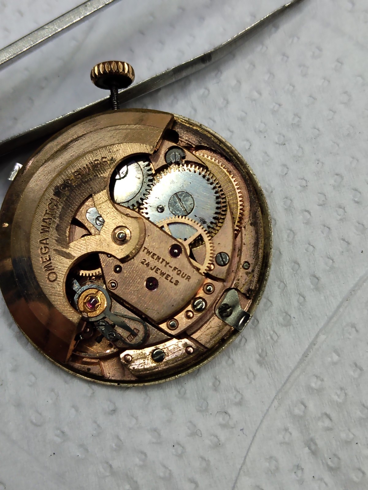 VINTAGE 1962 OMEGA 562 AUTOMATIC MOVEMENT WITH GENEVE DIAL AND CROWN