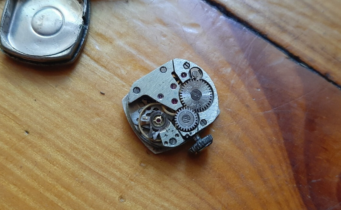 2 old Soviet mechanisms of women’s watches Chaika and Zaria watches. Not working