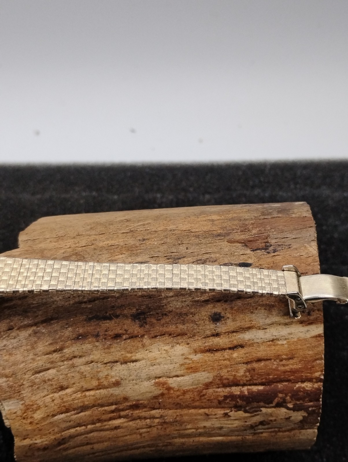 Ladies Elgin Oval Quartz Watch 14x18x7mm Adjustable Safety Clasp. 10k Gold..W24