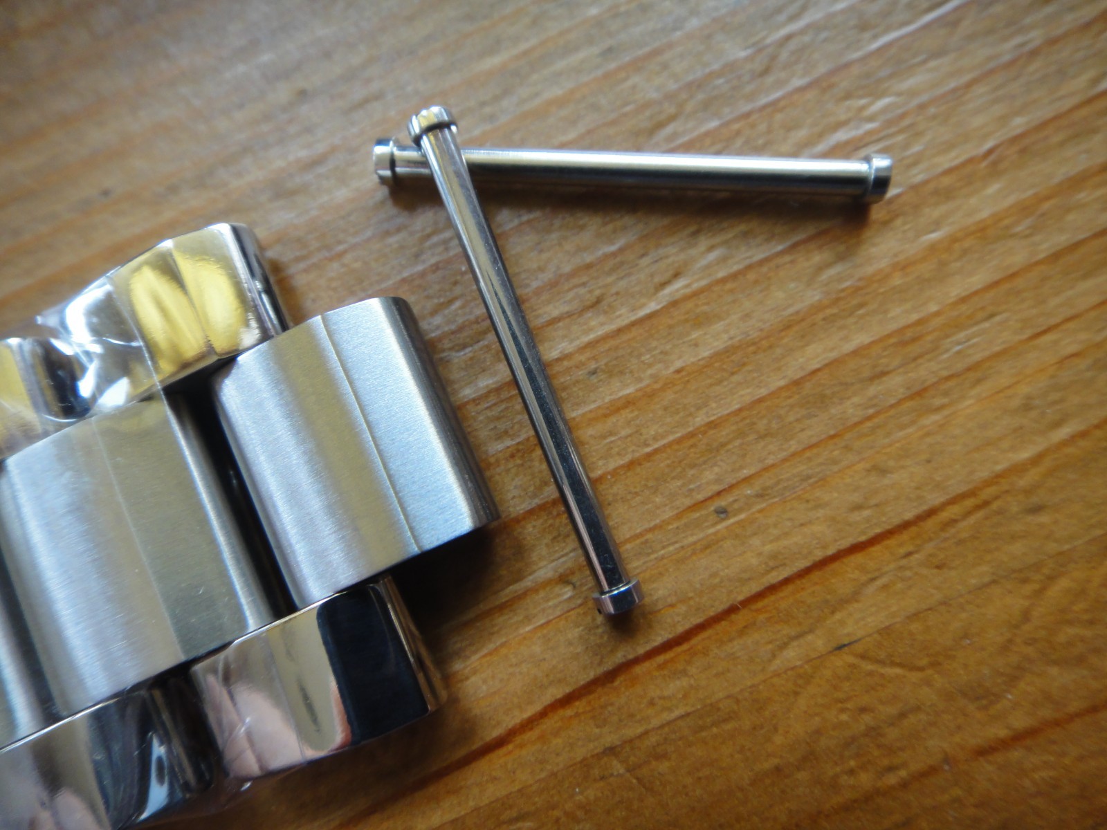 A Pair ORIS screw and bar pin Titanium 82675 Aquis 46mm 743-7664 small sec date