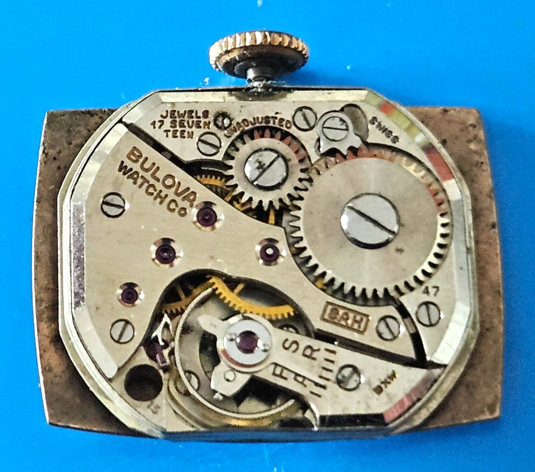 BULOVA 8AH 17J Watch Movement (REMOVED FROM GOLD CASE/BALANCE RUNS) lot76